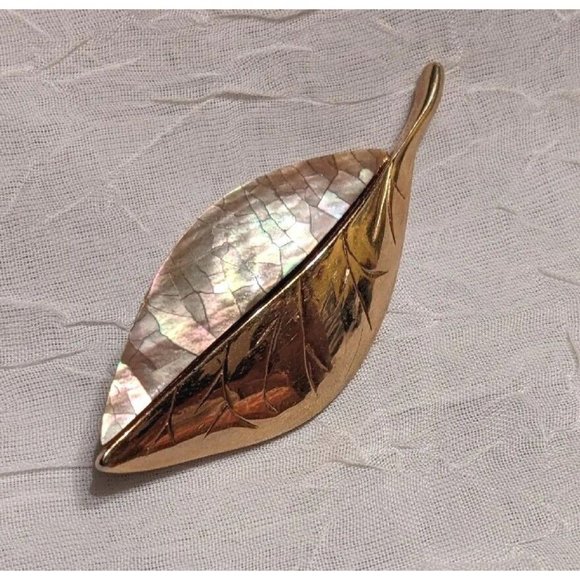 Signed Brooch Liz Claiborne Leaf Mother Of Pearl Gold Tone Metal Pin Vtg Abalone - Picture 7 of 12
